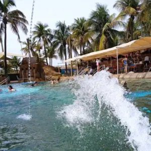 Piscina de Pedras atração para relaxar no Thermas dos Laranjais